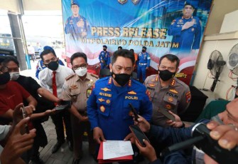 Dirpolairud Polda Jatim saat memberikan keterangan pers sindikat penyelundupan benih lobster di Surabaya