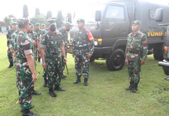 Pangdam V/Brawijaya saat pengecekan pasukan Yonif 511/DY di Blitar