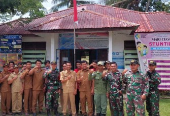 Foto bersama aparat desa Siding