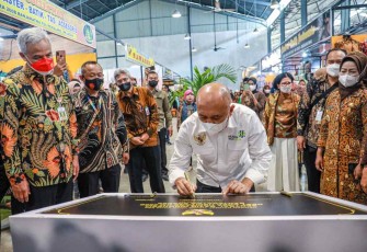 MenkopUKM saat meresmikan infrastruktur publik di rest area 260B Banjaratma Brebes KM 