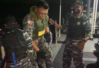 Prajurit TNI AL saat membantu evakuasi crew kapal perang Australia