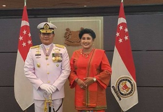 Kasal saat menerima bintang jasa pemerintah Singapura 