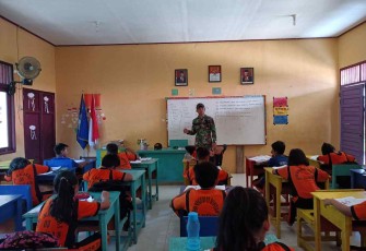 Mengajar siswa/i di SDN 03 Sontas