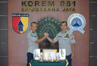 Kapenrem 081/DSJ bersama Paur Penrem 081/DSJ