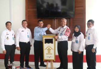 Tejo Harwanto saat menerima karya seni dari warga binaan Lapas Cilegon