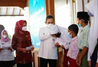 Bupati Pati Haryanto menyerahkan bantuan dari GNOTA dan  Baznas