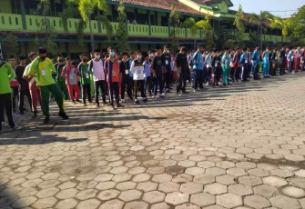 Latih siswa Peraturan Baris Berbaris di Demak