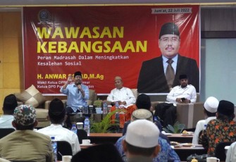 Wakil Ketua DPRD Jatim Anwar Sadad saat menjadi narasumber di acara Sosialisasi Wawasan Kebangsaan dengan tema ‘Peran Madin dalam Peningkatan Kesalehan Sosial," di Hotel Horison, Kota Pasuruan, Jumat (22/7/2022)