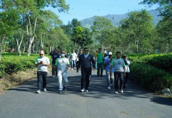 Pangdiv 2 Kostrad (sweater biru) saat jalan sehat bersama anggota