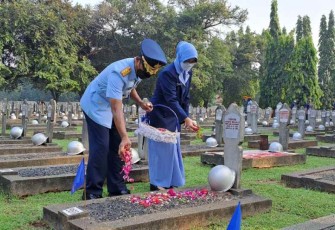 Dankoharmatau saat tabur bunga di TMPNU Kalibata Jakarta 