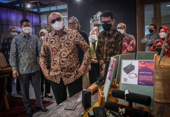 MenkopUKM Teten saat melihat pameran Merchandise G20 di gedung Smesco Jakarta 