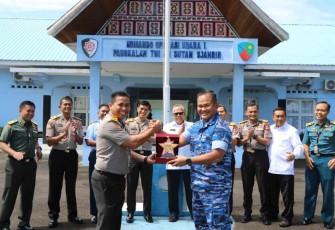 Danlanud Sut saat menerima cenderamata 