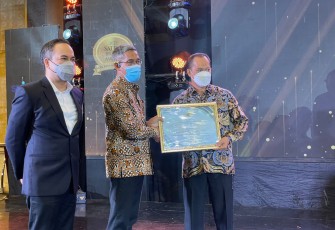 Sekda Pati Jumani mewakili Bupati Pati terima penghargaan Satria Brand Award 