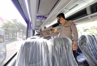 Kapolda Jatim saat pengecekan interior bus hibah