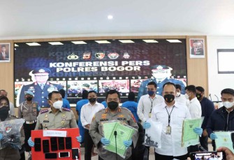 Kapolres Bogor saat memberikan keterangan pers terkait kasus PTSL 