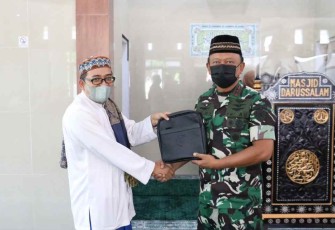 Pangkoopsud I saat menerima cenderamata usai doa bersama 