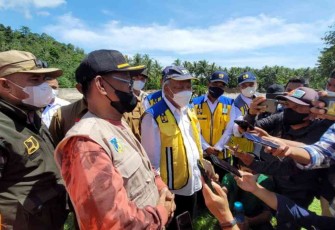 Menteri Basuki saat memberikan keterangan penanganan banjir Parigi Moutong 