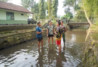 Danrem 071 tak ragu ikut masuk sungai bersihkan sampah 