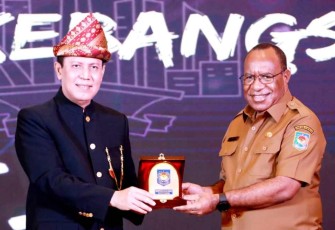 Wamendagri saat menerima cenderamata di Hotel Borobudur Jakarta 