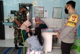 Serda Apang saat mendampingi kegiatan posyandu di wilayah binaan 