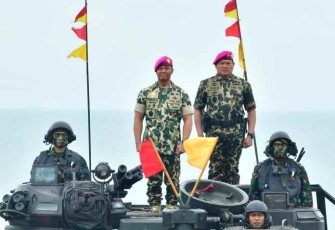 Panglima TNI bersama Kasal diatas ranpur TNI AL