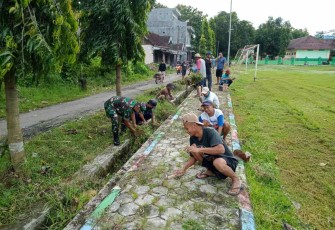 Gotong royong bersama warga binaan bersihkan lingkungan 