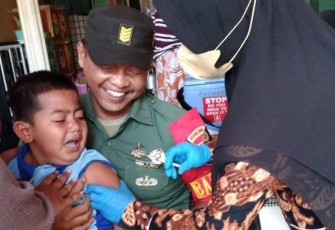 Serma Irvan saat mendampingi imunisasi anak di wilayah binaan 