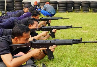 Latihan menembak awak kapal patroli KPLP 