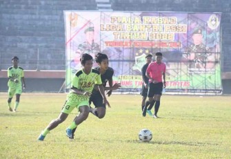 Aksi peserta liga santri piala Kasad saat mengejar bola