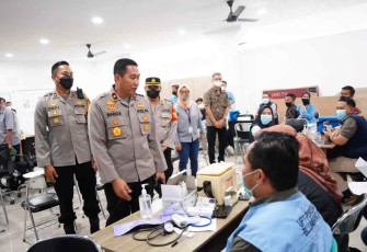 Wakapolda Jabar Brigjen Pol Bariza Sulfi saat meninjau pelaksanaan vaksinasi serentak