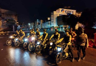 Polisi saat membubarkan kerumunan pengendara sepeda motor di Medan