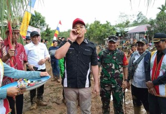 Warga desa Bahenap bersuka cita saat menyambut kedatangan Dansatgas TMMD Regtas Ke-114 Kodim 1206/PSB Letkol Inf Sri Widodo 