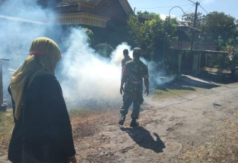 Serka Sutikno saat mendampingi Fogging di wilayah binaan 