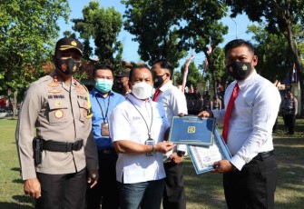 Kapolres Pemalang saat bersama anggotanya menerima penghargaan dari BRI