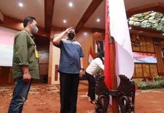 Penghormatan bendera merah putih salah satu anggota Jamaah Islamiyah 