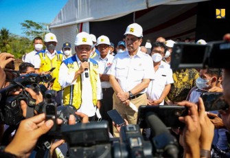 Menteri Basuki saat memberikan keterangan pers usai groundbreaking 