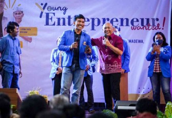 Menteri Teten saat bersama mahasiswa universitas Warmadewa Denpasar Bali