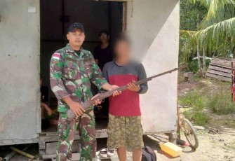 Warga perbatasan saat sukarela serahkan senpi rakitan jenis Lantak