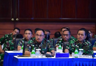 Jajaran Pangkotama dan Danlanal saat menerima pengarahan KASAL di Mabesal