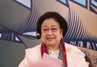 Megawati Soekarnoputri saat menyampaikan Ratu Kalinyamat dan dr. Soeharto dijadikan pahlawan nasional di geladak KRI Dewaruci Jakarta 