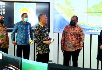 Wamendagri saat menerima penjelasan Dirjen Disdukcapil di Jakarta 