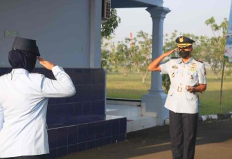 Danlanud Sugiri Sukani Mayor Pnb Supardo Butarbutar saat menerima penghormatan dalam upacara HUT WARA ke-59