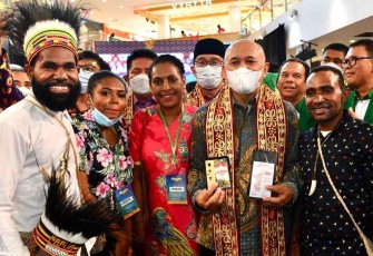 MenkopUKM Teten bersama pelaku UMKM di Bandung