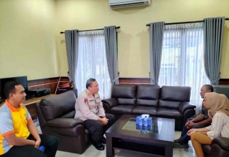 Dirpolairud Polda Banten Kombes Giuseppe Reinhard Gultom saat menerima pemilik kapal di ruang kerjanya