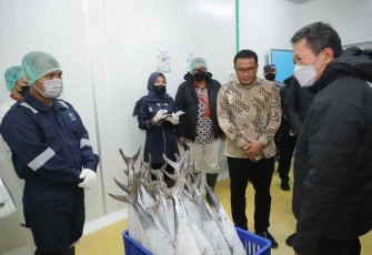 Menteri KKP Sakti Wahyu Trenggono saat meninjau kapasitas cold storage di Indramayu 