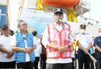 Menteri Perhubungan Budi Karyadi saat melepas pendistribusian minyak goreng kemasan rakyat di Jakarta 