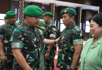 Kasad Jenderal TNI Dudung Abdurachman saat memberikan ucapan selamat kenaikan pangkat di Mabesad