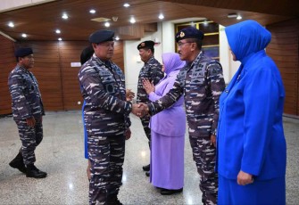 Kasal Laksamana TNI Yudo Margono saat memberikan ucapan selamat kenaikan pangkat prajuritnya 