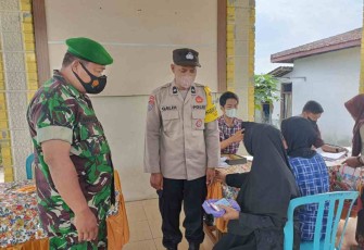 Serda Wawan saat mendampingi penyaluran BLT BBM