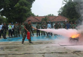 Prajurit lanud Sugiri Sukani saat praktek menggunakan APAR